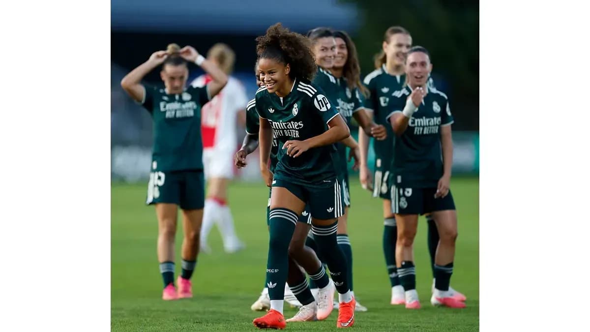 Real Madrid women celebrating during match