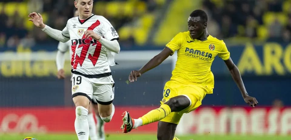 Two players competing during Rayo Vallecano vs Villarreal