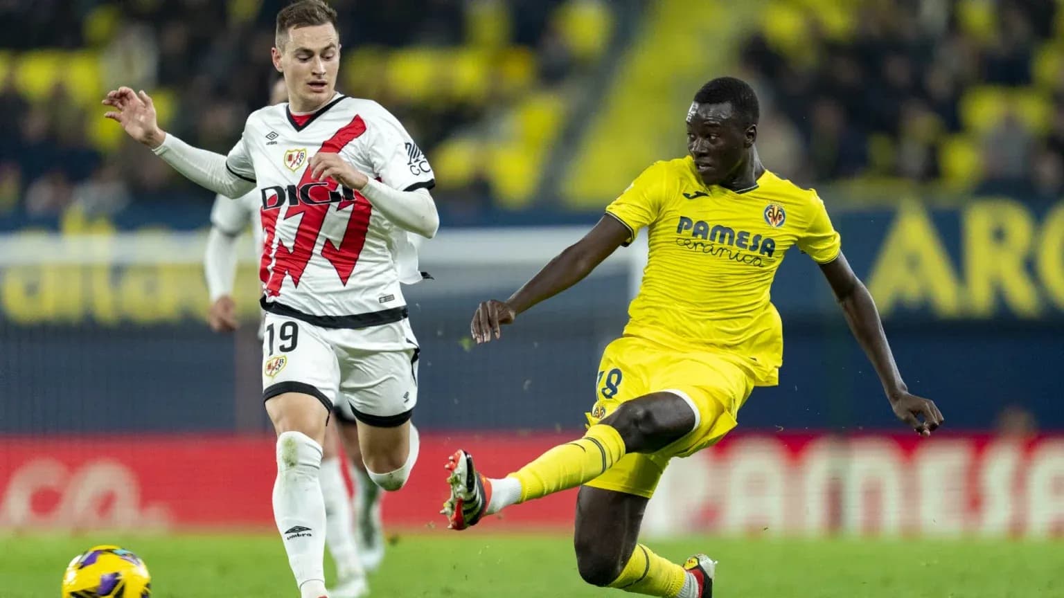 Two players competing during Rayo Vallecano vs Villarreal