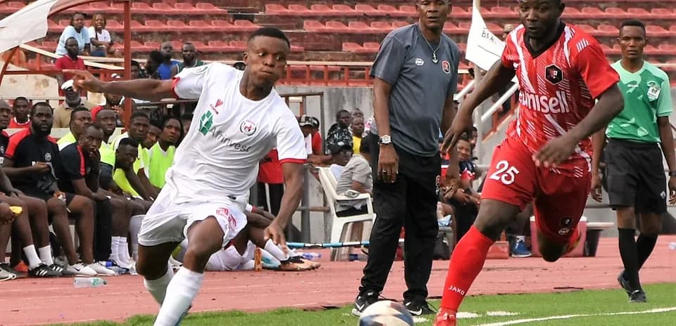 Player dribbling during Enugu Rangers match