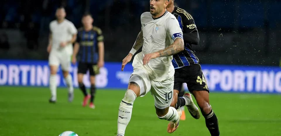 Lazio player running with the ball during match