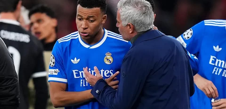 Mbappe talking to coach during match situation