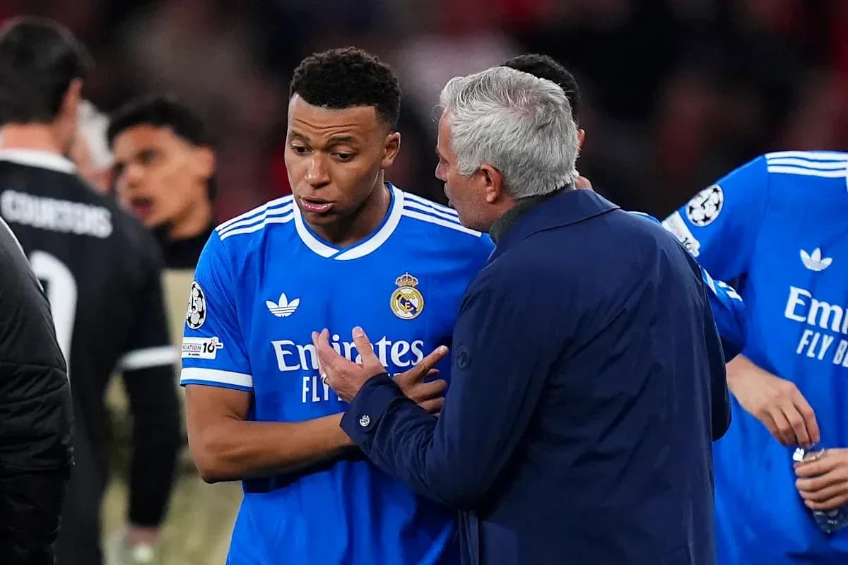Mbappe talking to coach during match situation