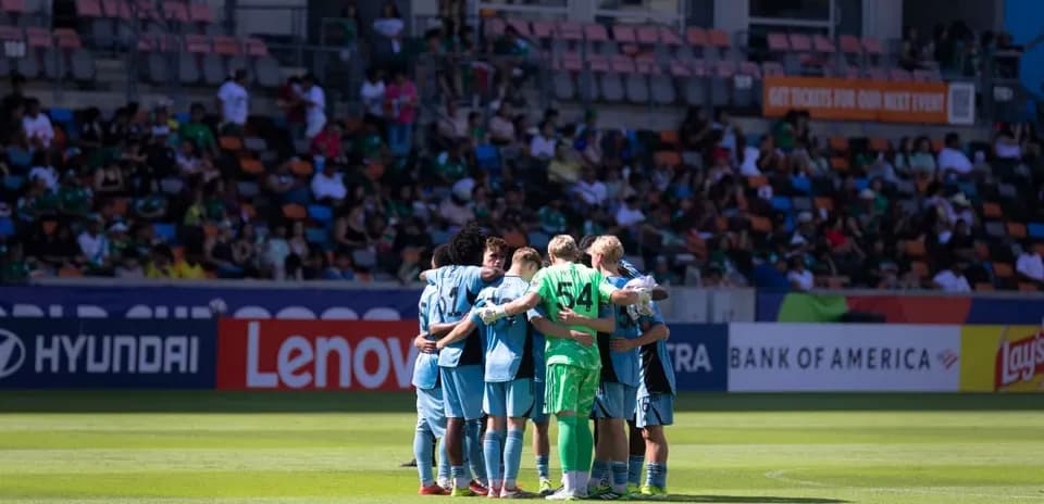 Players huddled together before the match