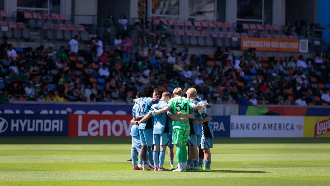Players huddled together before the match