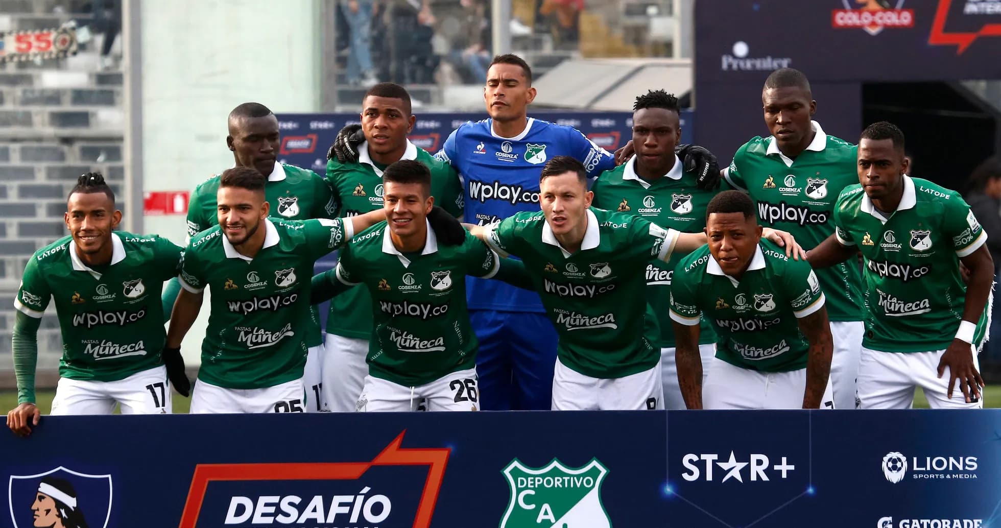 Deportivo Cali team posing for pre-match photo