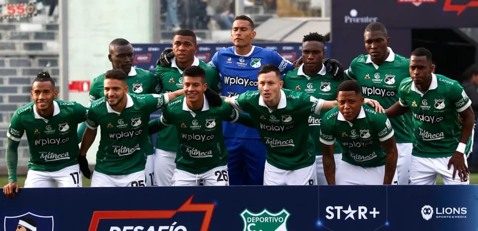 Deportivo Cali team posing for pre-match photo