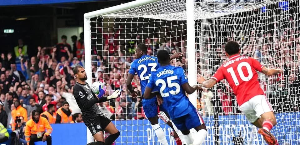 Chelsea players defending against Nottingham Forest attack