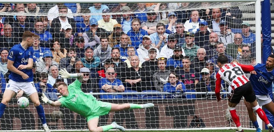 Goalkeeper saves shot during Everton vs Sunderland match