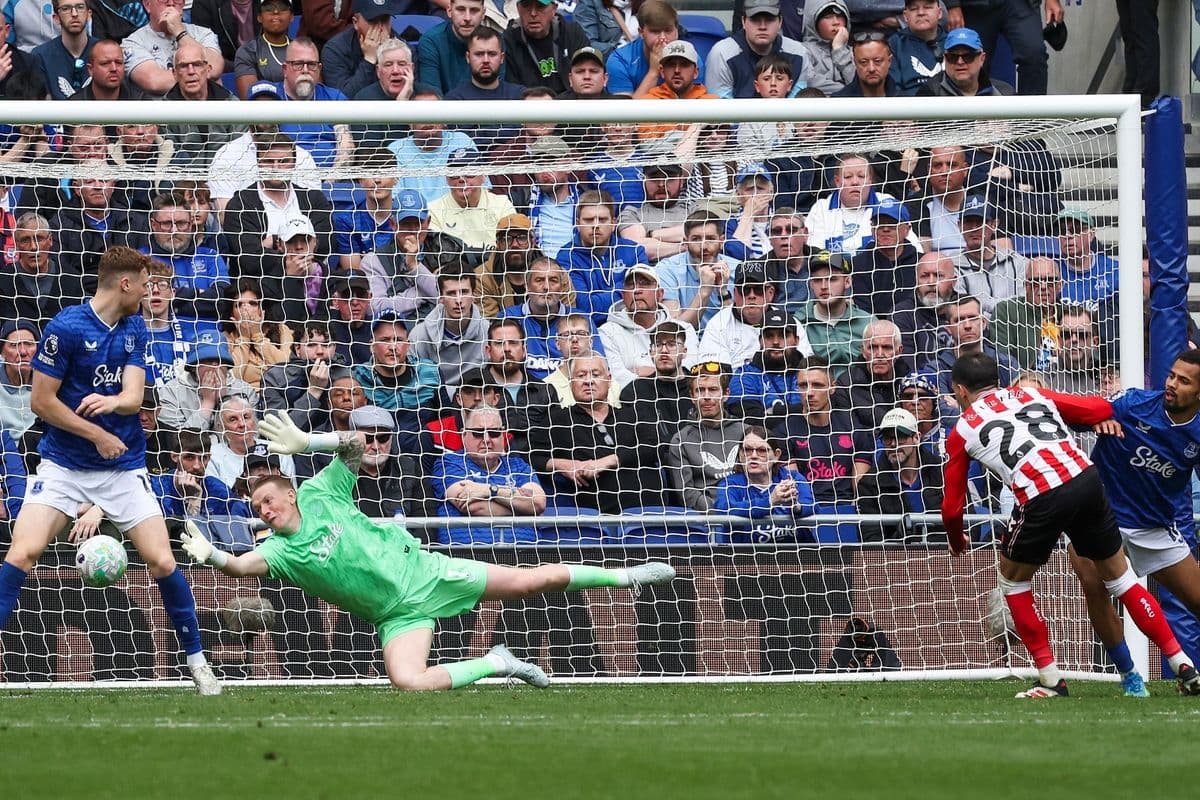 Goalkeeper saves shot during Everton vs Sunderland match