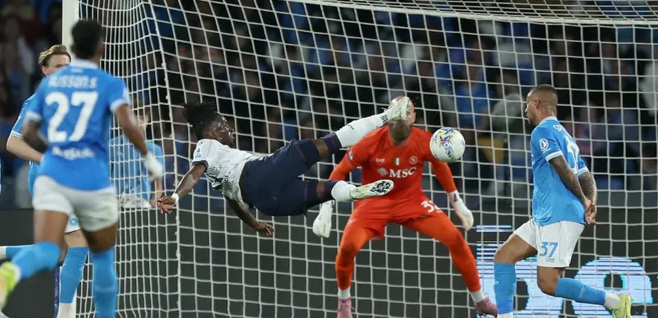 Player attempting bicycle kick against Bologna
