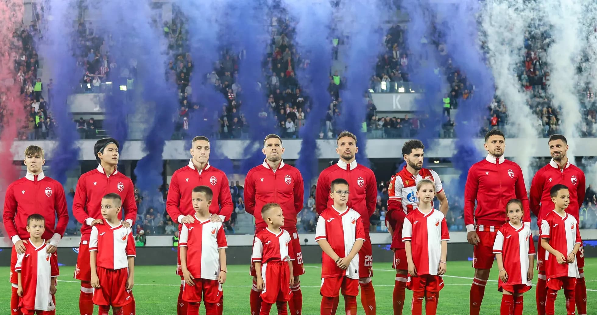FK Crvena Zvezda players with children during anthem