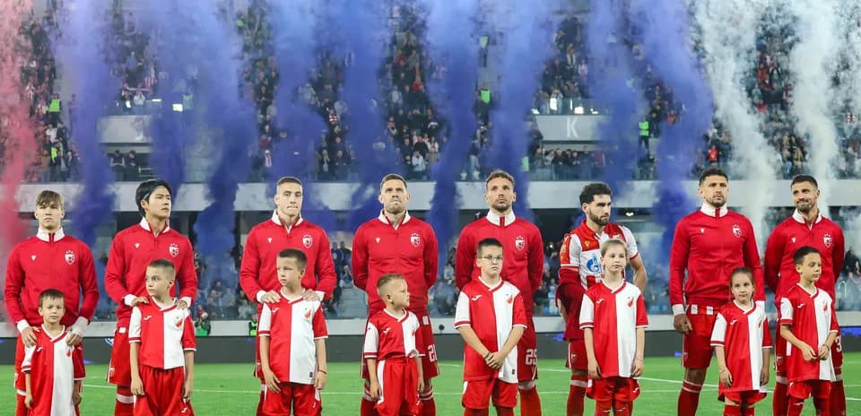 FK Crvena Zvezda players with children during anthem