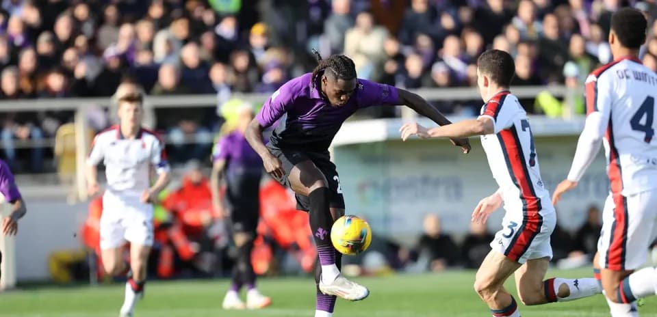 Fiorentina player controlling the ball against Genoa