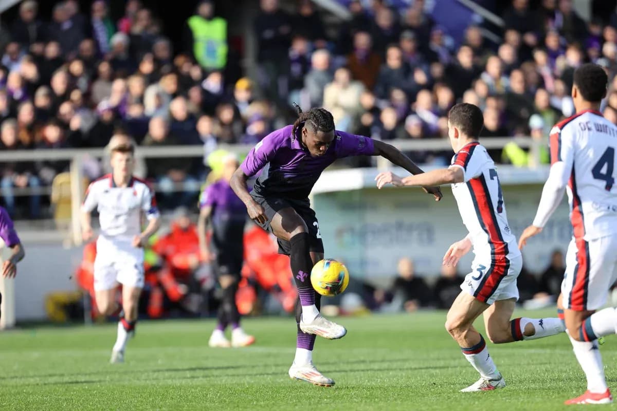 Fiorentina player controlling the ball against Genoa