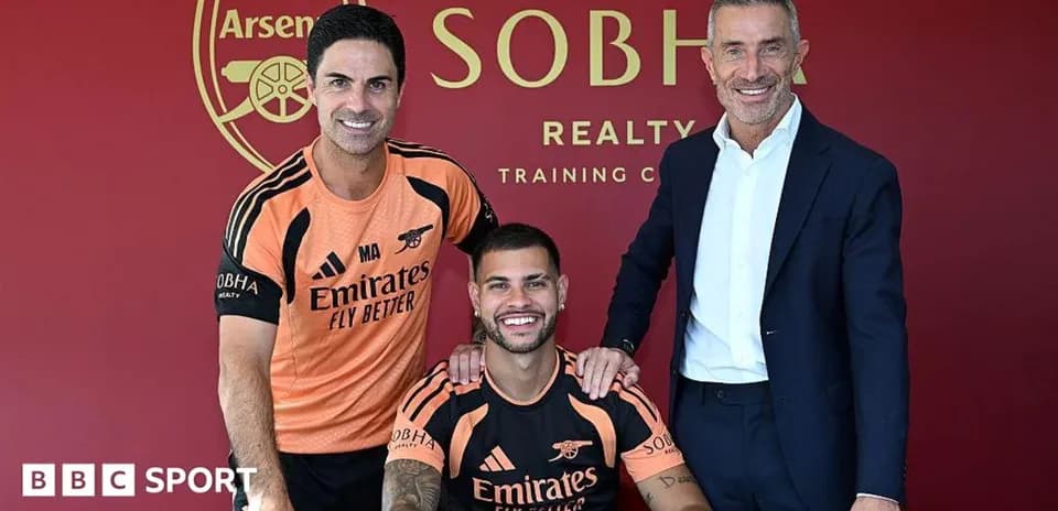 Manager and players posing at Arsenal training facility