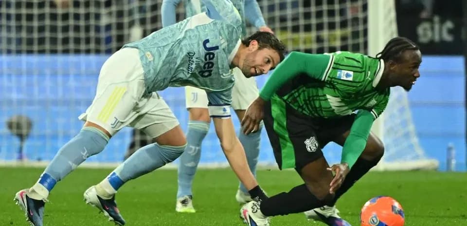 Sassuolo and Juventus players competing for the ball