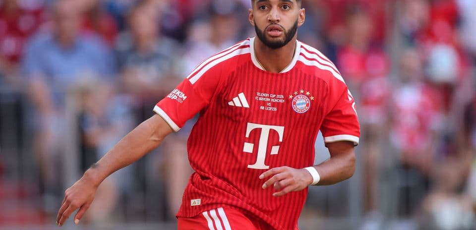 Player in Bayern Munich kit running during match