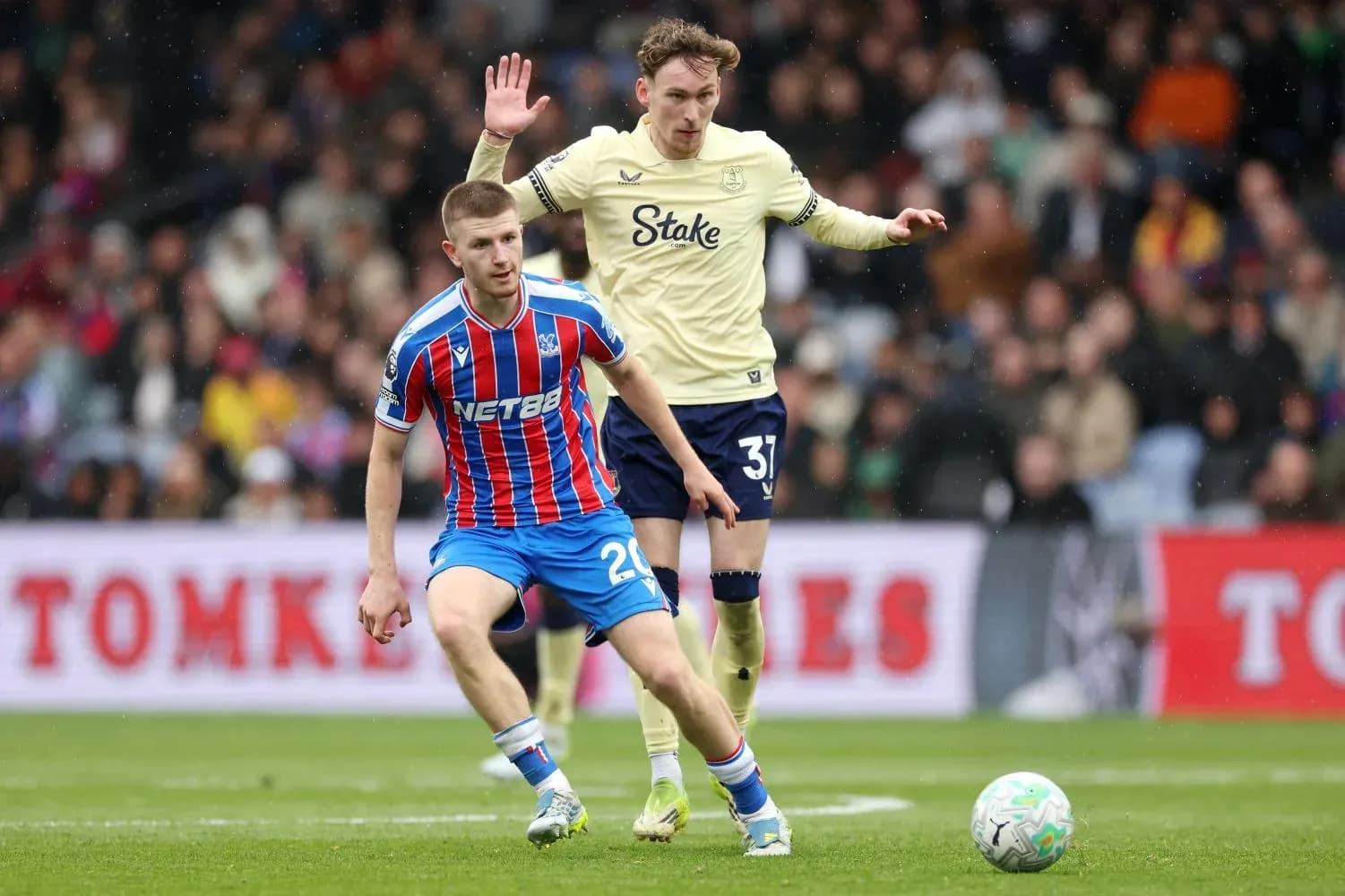 Crystal Palace player dribbling past Everton opponent
