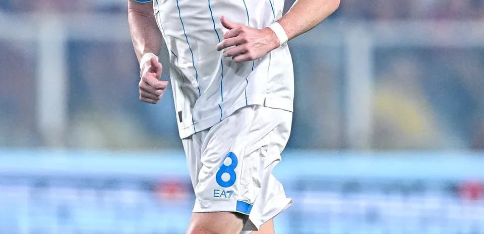 Player in Napoli kit running on the pitch