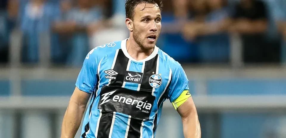 Gremio player in blue and black kit during match