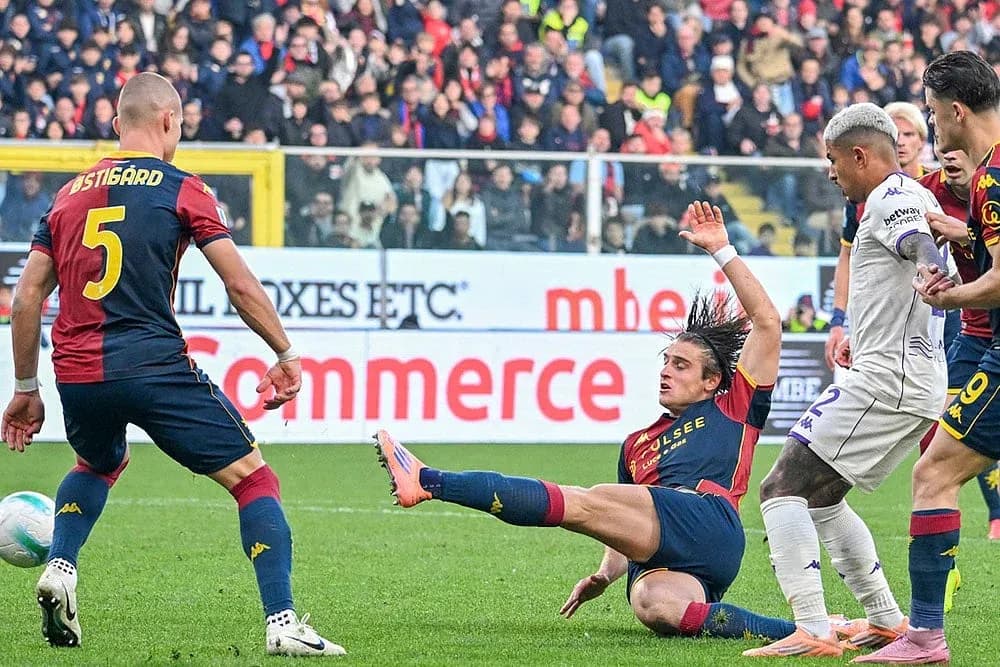 Players contesting the ball during Fiorentina vs Genoa
