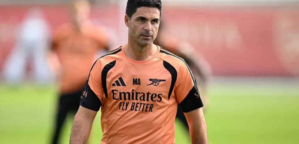 Coach in training session wearing Arsenal kit