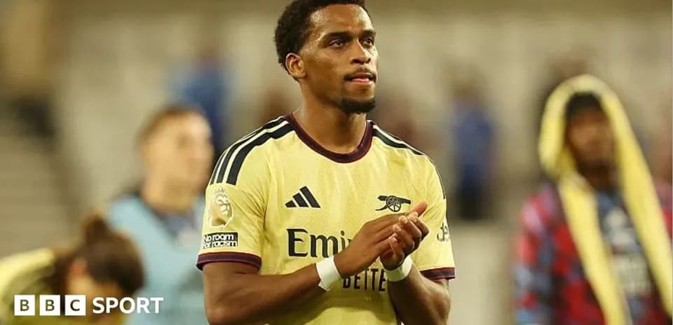 Player clapping in Arsenal jersey after match