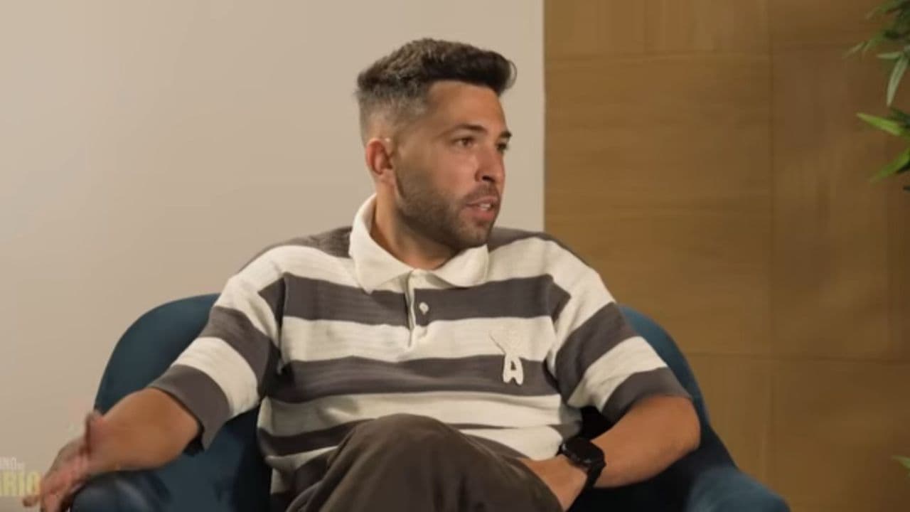 Person speaking during an interview in a chair