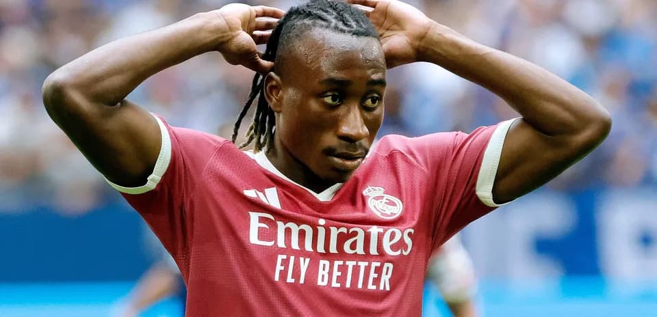 Player in pink jersey adjusting hair during match