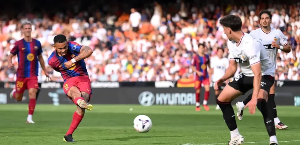 Player shooting the ball during Barcelona vs Valencia match