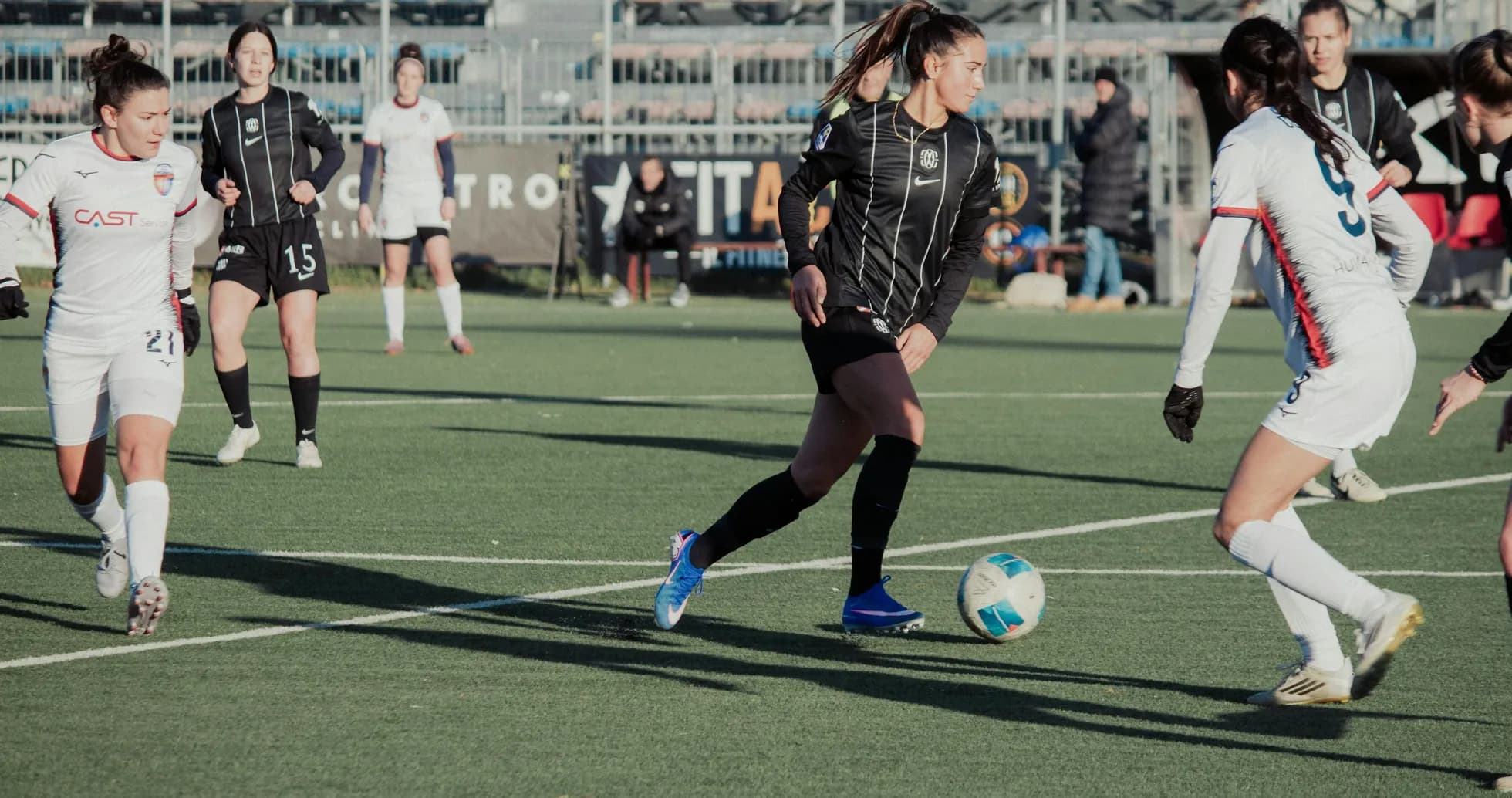 Players competing for the ball in Serie A Women match