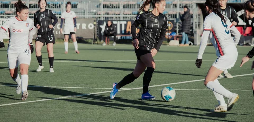 Players competing for the ball in Serie A Women match