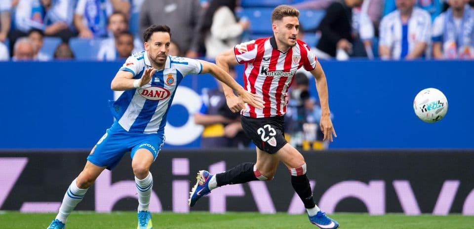 Espanyol player chasing Athletic Club player