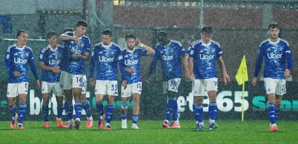 Como players in blue jerseys during match