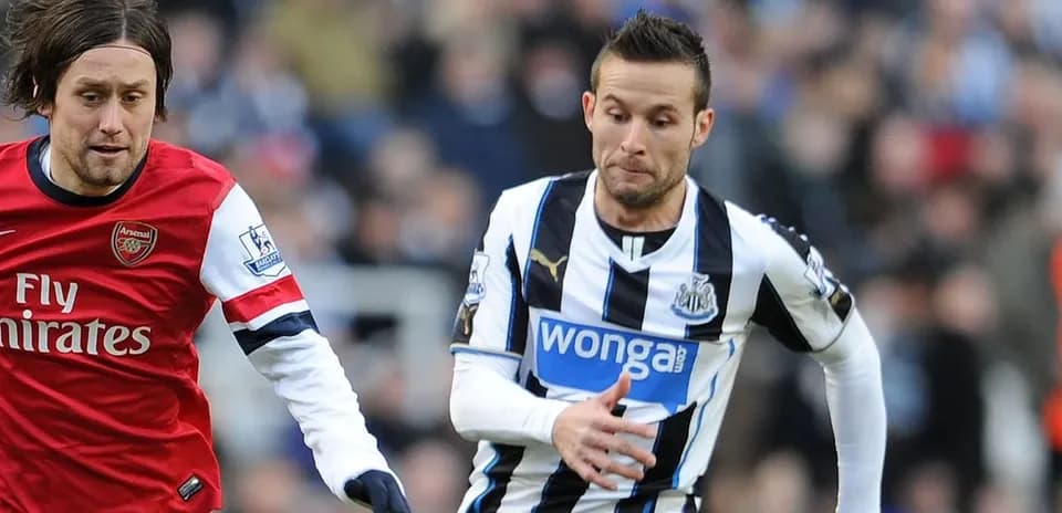 Players from Arsenal and Newcastle competing for the ball