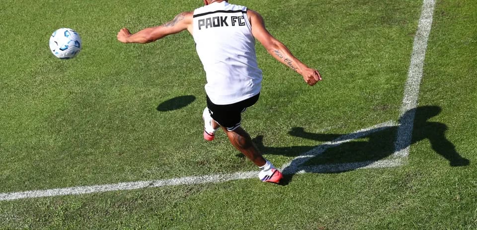 Player taking a corner kick for PAOK