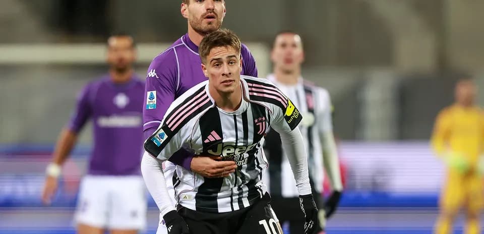 Juventus player being challenged by Fiorentina goalkeeper