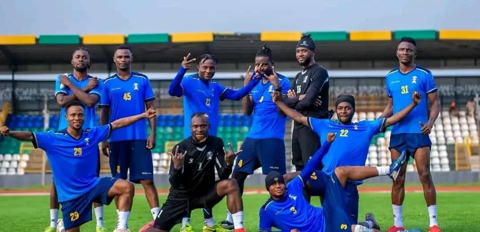 Shooting Stars team posing on the field