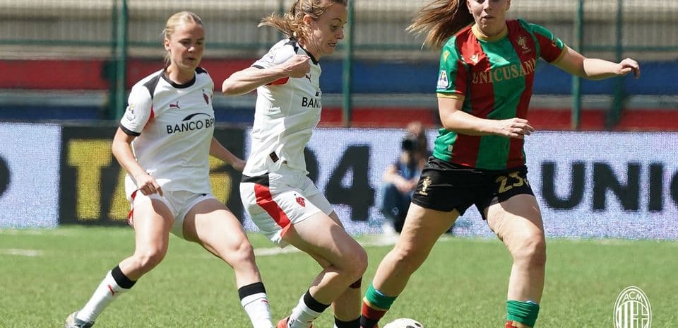 Players competing for the ball during match