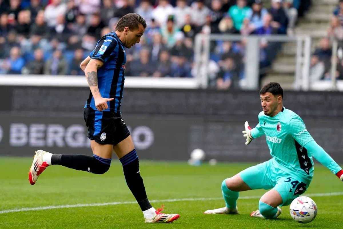 Atalanta player in action against Bologna goalkeeper