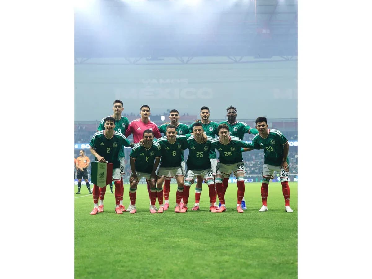 Mexico national team posing before match