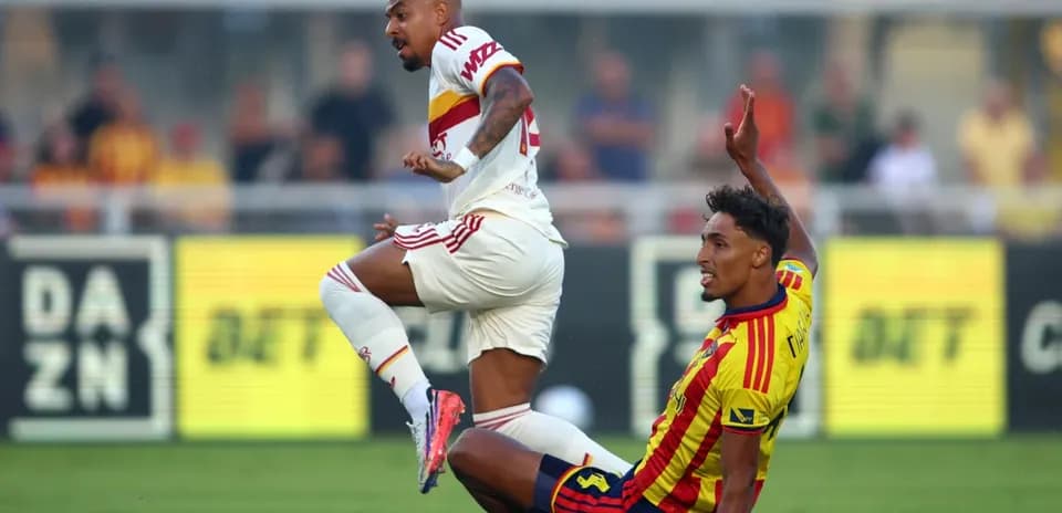 Player tackling opponent during Lecce vs AS Roma match