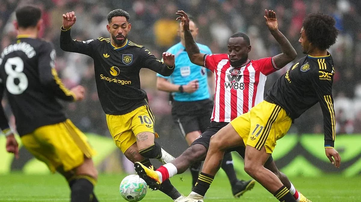 Sunderland and Manchester United players battling for ball