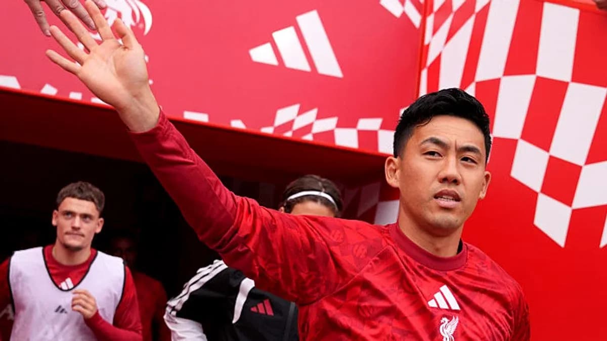 Player waving while entering the pitch tunnel