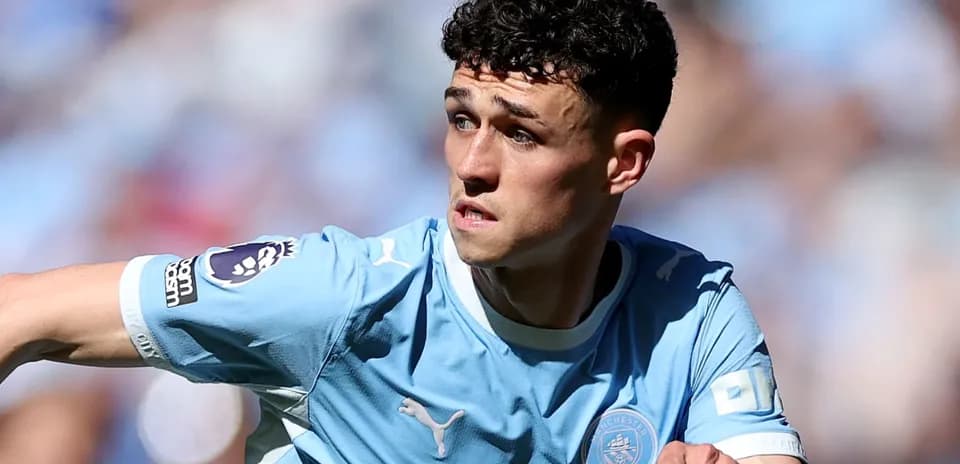 Player in Manchester City kit during match action