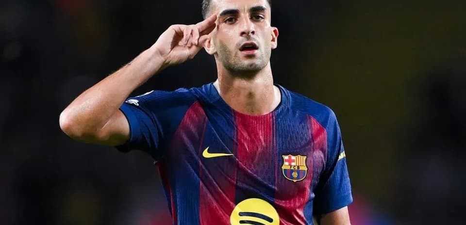 Player saluting fans while wearing FC Barcelona jersey