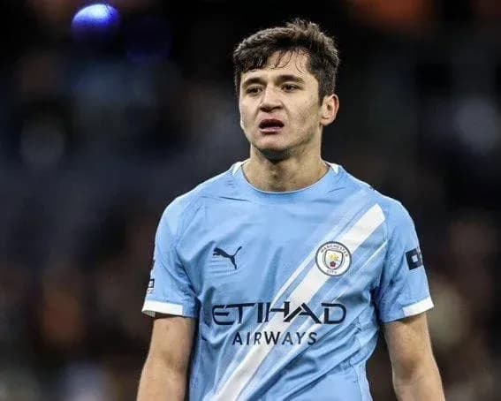 Player in light blue Manchester City jersey on field