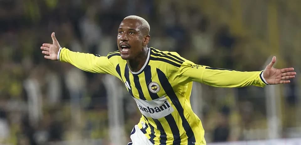 Fenerbahçe player celebrating during UEFA match