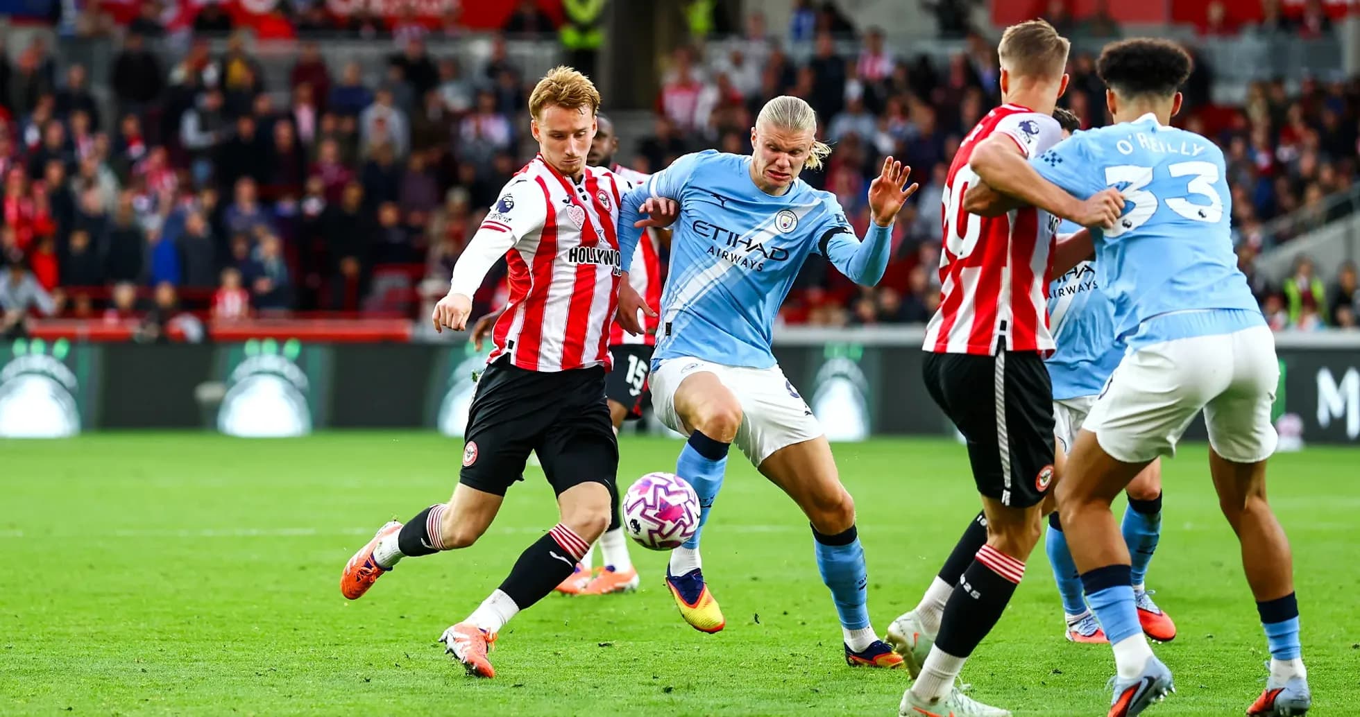 Manchester City player dribbling against Brentford